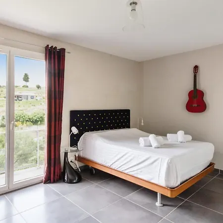 Wonderful And Quiet With Large Garden And Pool In - Welkeys *