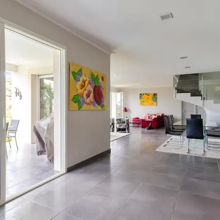 Wonderful And Quiet With Large Garden And Pool In - Welkeys *